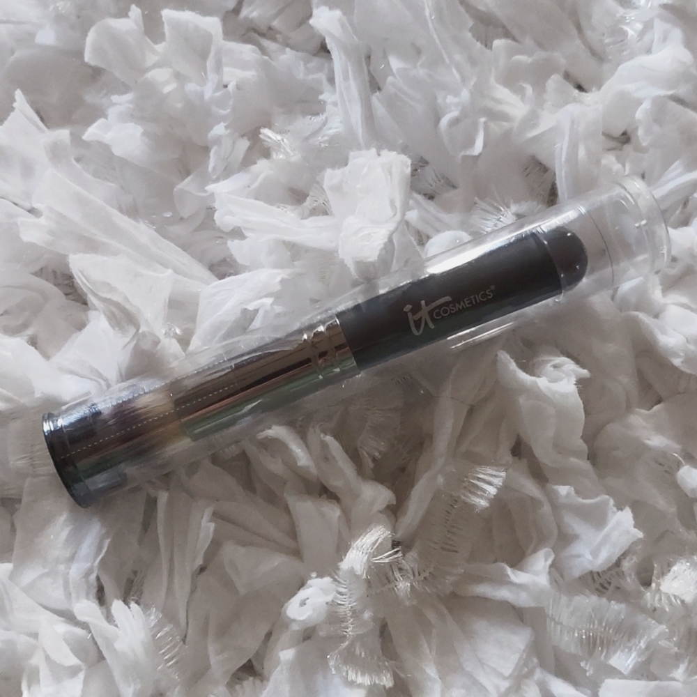 it cosmetics Heavenly Luxe Pointed Precision Complexion Brush N° 11
